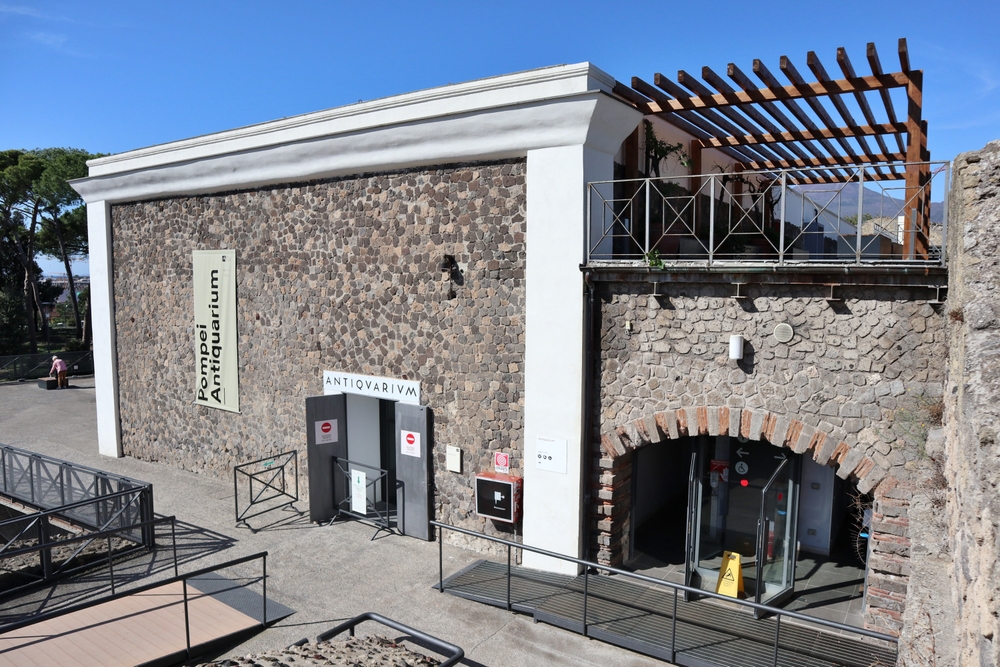 Visitor facilities near the Pompeii entrance
